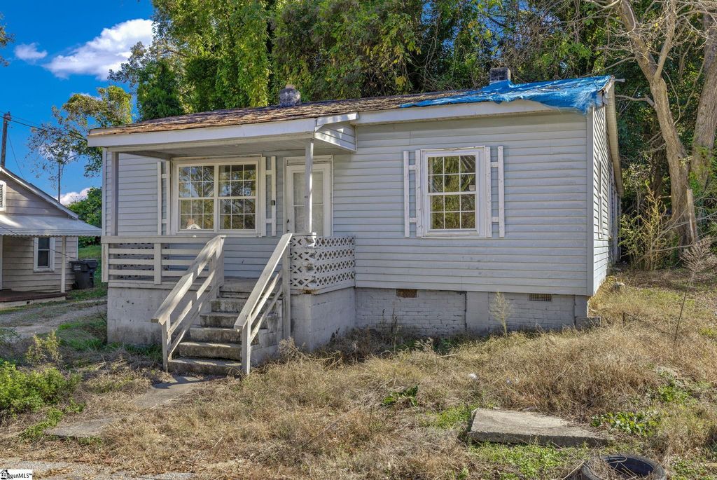 204 Hunters Court, Laurens, SC 29360