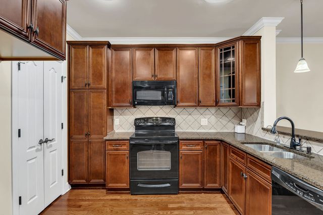 307 Seven Springs Way Apt 301, Brentwood, TN 37027