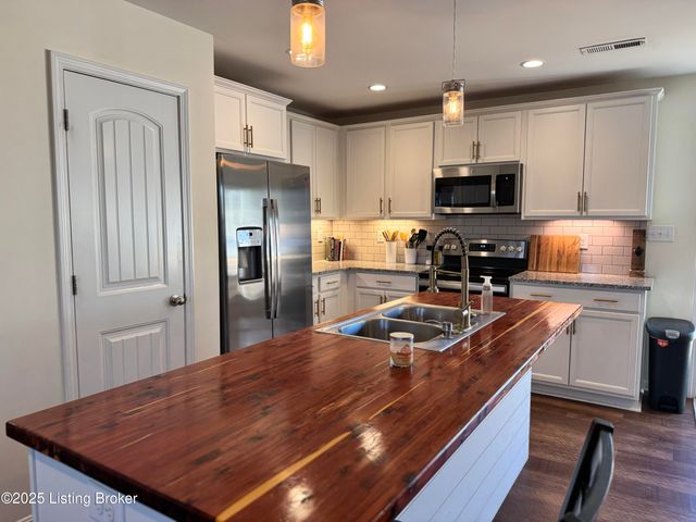 8815 Vision Pl, Louisville, KY 40229