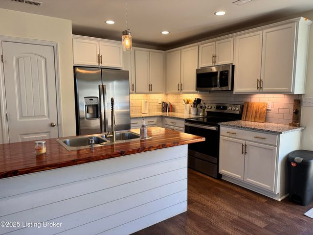 8815 Vision Pl, Louisville, KY 40229