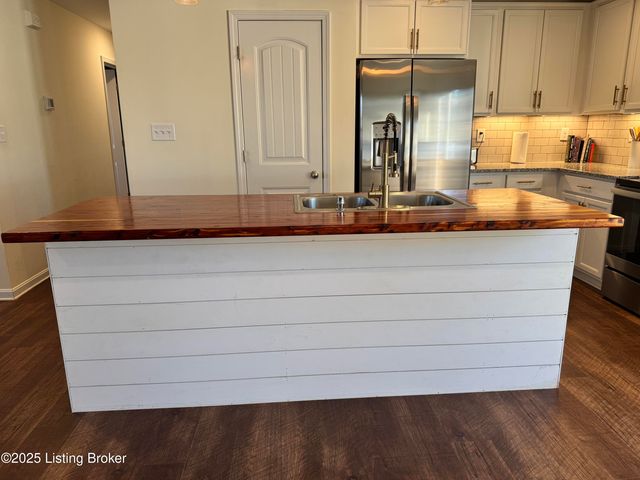 8815 Vision Pl, Louisville, KY 40229