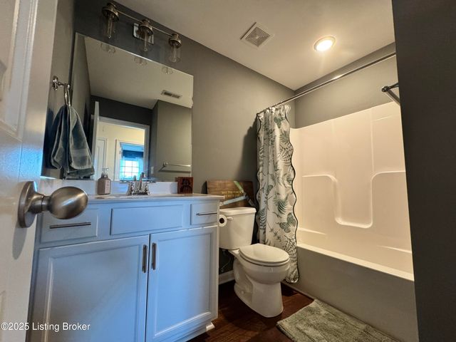 8815 Vision Pl, Louisville, KY 40229