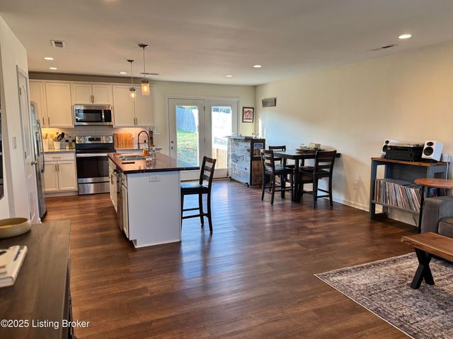 8815 Vision Pl, Louisville, KY 40229