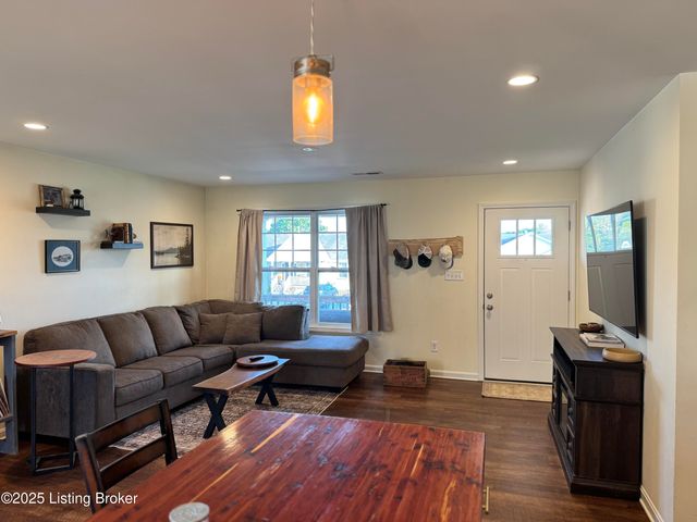 8815 Vision Pl, Louisville, KY 40229
