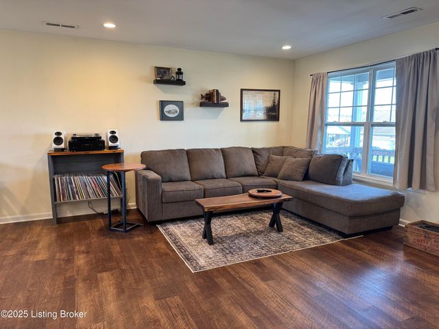 8815 Vision Pl, Louisville, KY 40229