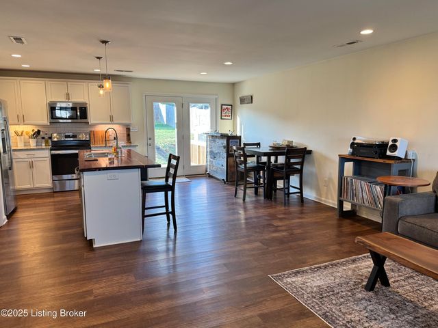 8815 Vision Pl, Louisville, KY 40229