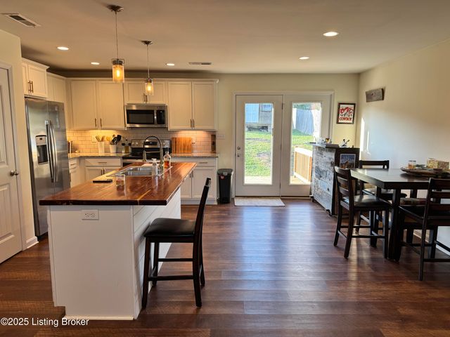 8815 Vision Pl, Louisville, KY 40229
