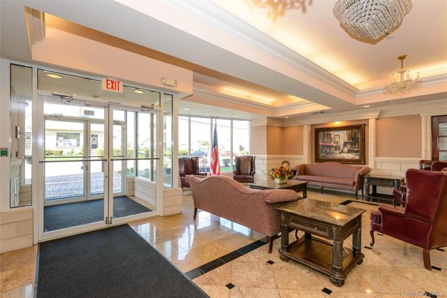 242 Maple Avenue 419, Westbury, NY 11590