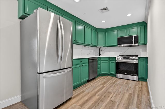 242 Maple Avenue 419, Westbury, NY 11590
