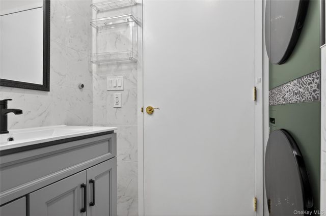 242 Maple Avenue 419, Westbury, NY 11590