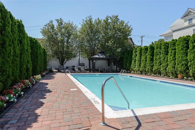 242 Maple Avenue 419, Westbury, NY 11590