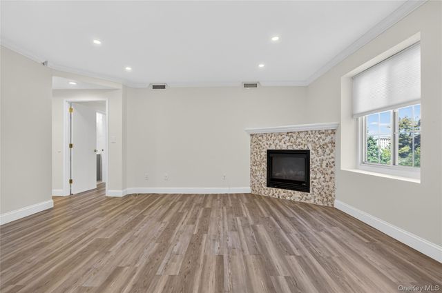242 Maple Avenue 419, Westbury, NY 11590