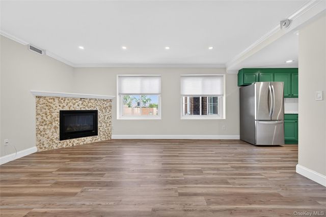 242 Maple Avenue 419, Westbury, NY 11590