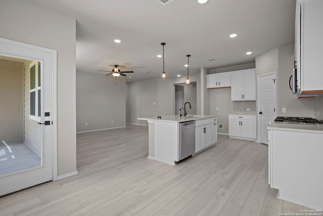 3448 Meteor Night, Converse, TX 78109