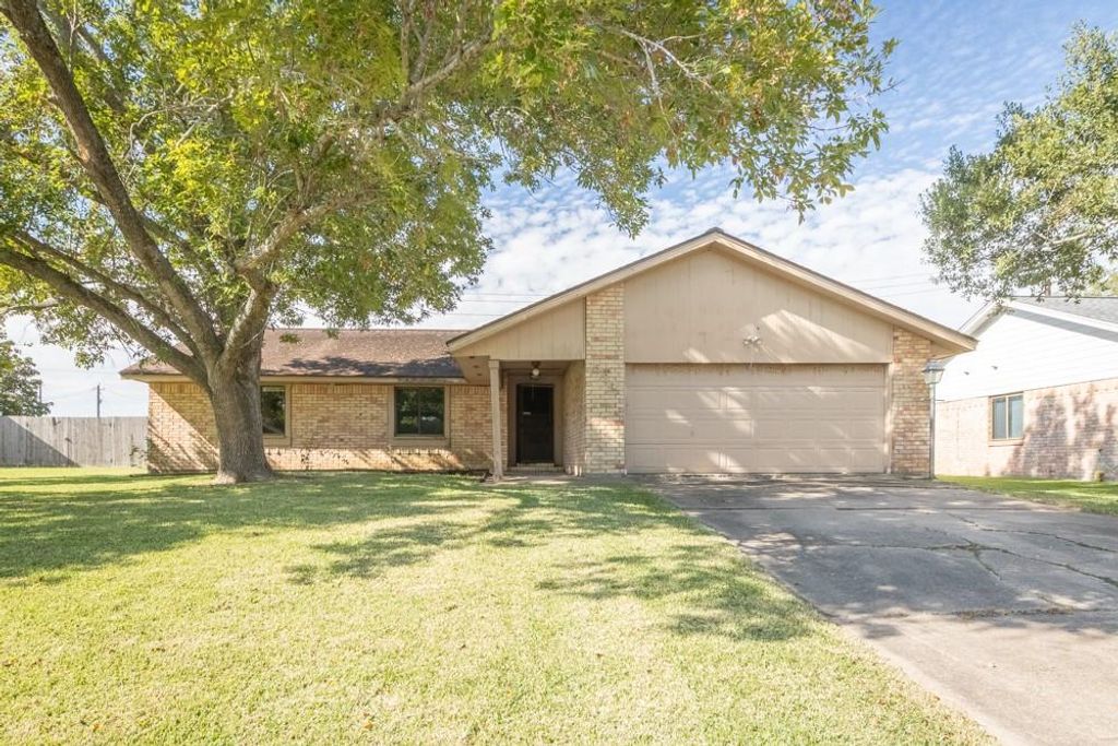 524 Oleander Street, Lake Jackson, TX 77566