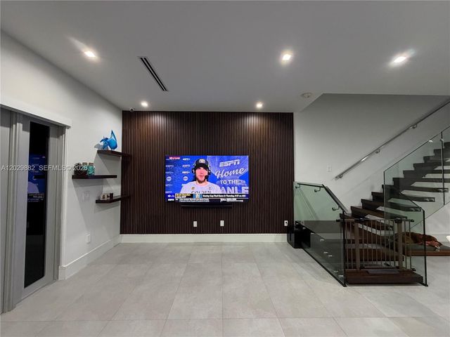 3073 Carter St, Miami, FL 33133