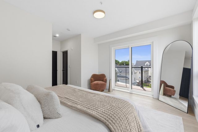17 Holmes PH1, Quincy, MA 02171