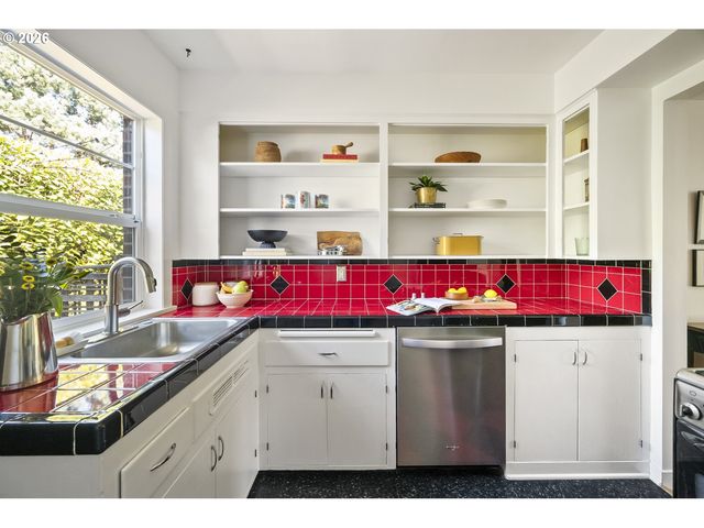 6504 N COMMERCIAL Ave 2, Portland, OR 97217