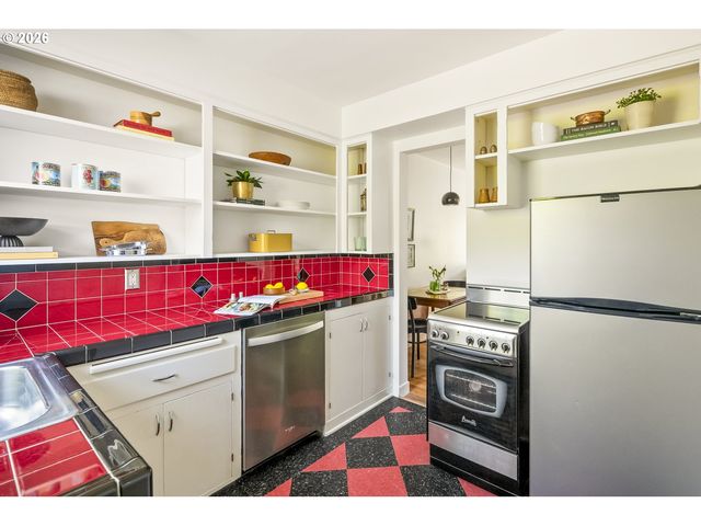 6504 N COMMERCIAL Ave 2, Portland, OR 97217