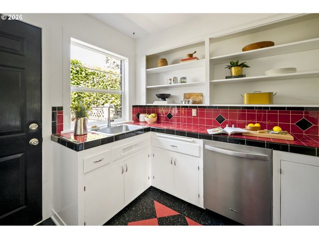 6504 N COMMERCIAL Ave 2, Portland, OR 97217