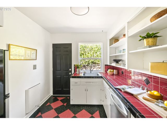 6504 N COMMERCIAL Ave 2, Portland, OR 97217