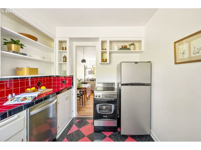 6504 N COMMERCIAL Ave 2, Portland, OR 97217