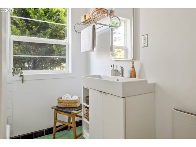 6504 N COMMERCIAL Ave 2, Portland, OR 97217