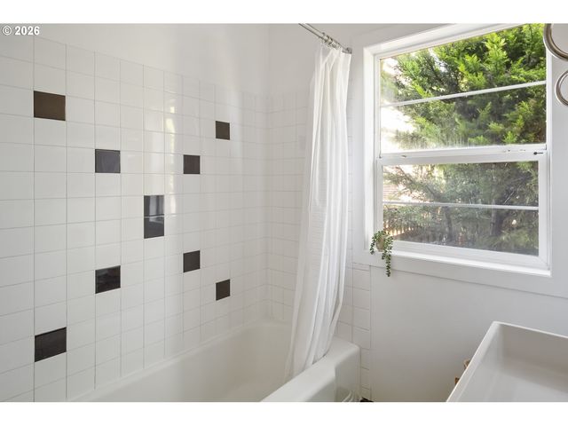 6504 N COMMERCIAL Ave 2, Portland, OR 97217