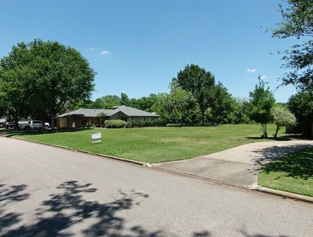 2209 Riverside Drive, West Columbia, TX 77486