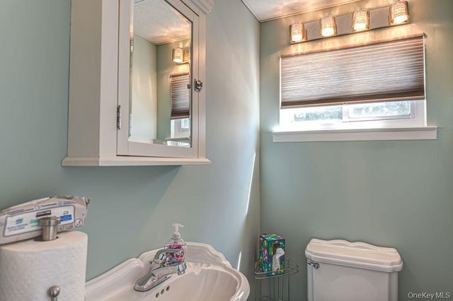 89 Cheltenham Road, West Babylon, NY 11704