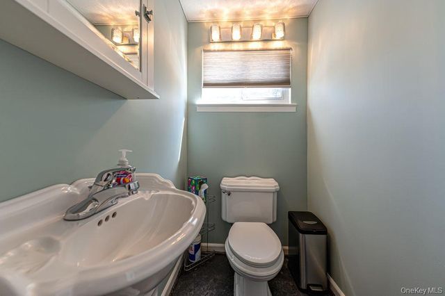 89 Cheltenham Road, West Babylon, NY 11704