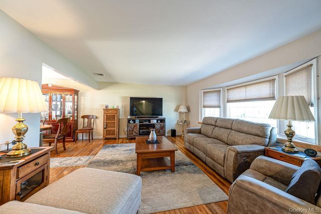 89 Cheltenham Road, West Babylon, NY 11704