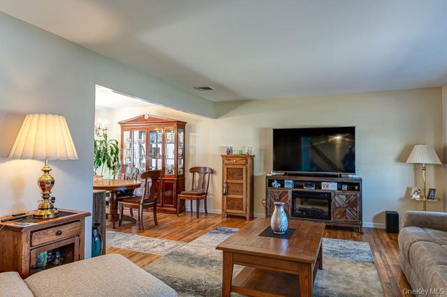 89 Cheltenham Road, West Babylon, NY 11704