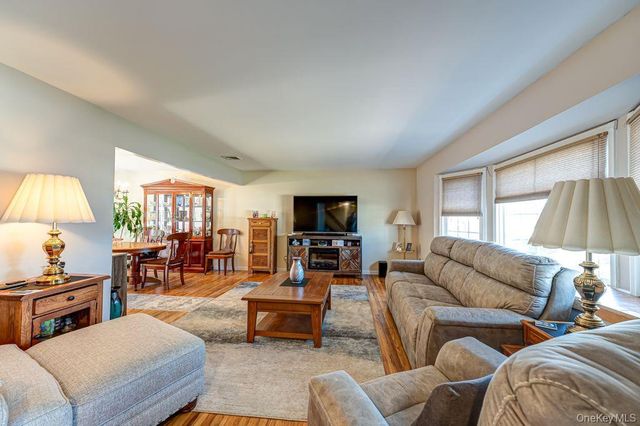 89 Cheltenham Road, West Babylon, NY 11704