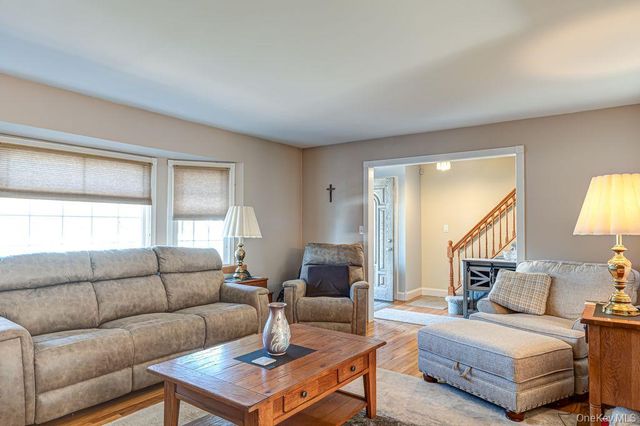 89 Cheltenham Road, West Babylon, NY 11704