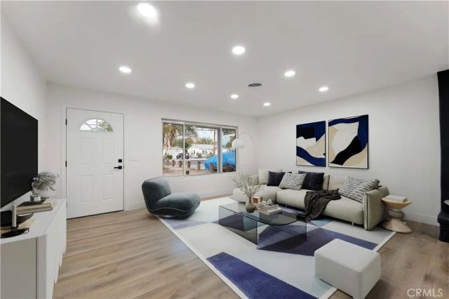 261 W Whittier, Hemet, CA 92543