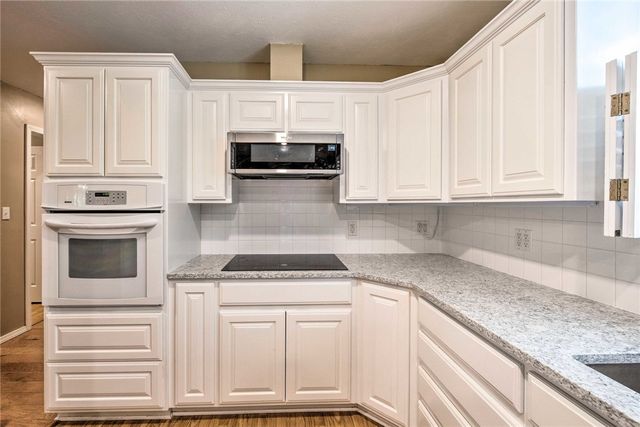 27 N Star Loop, Holiday Island, AR 72631