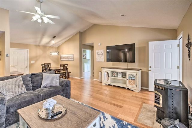 27 N Star Loop, Holiday Island, AR 72631