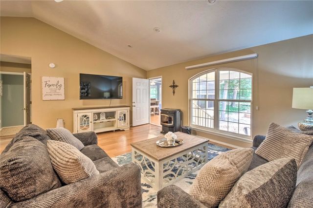 27 N Star Loop, Holiday Island, AR 72631