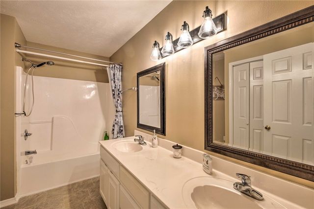 27 N Star Loop, Holiday Island, AR 72631