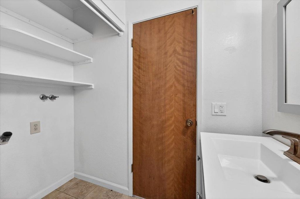 Image 12 of property listing at 4875 N Backer Avenue # 143, Fresno, CA 93726