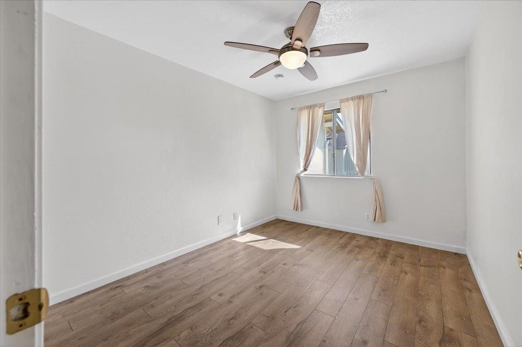 Image 15 of property listing at 4875 N Backer Avenue # 143, Fresno, CA 93726