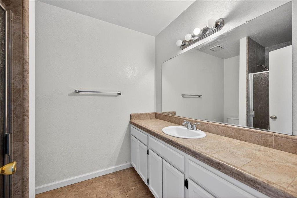 Image 23 of property listing at 4875 N Backer Avenue # 143, Fresno, CA 93726