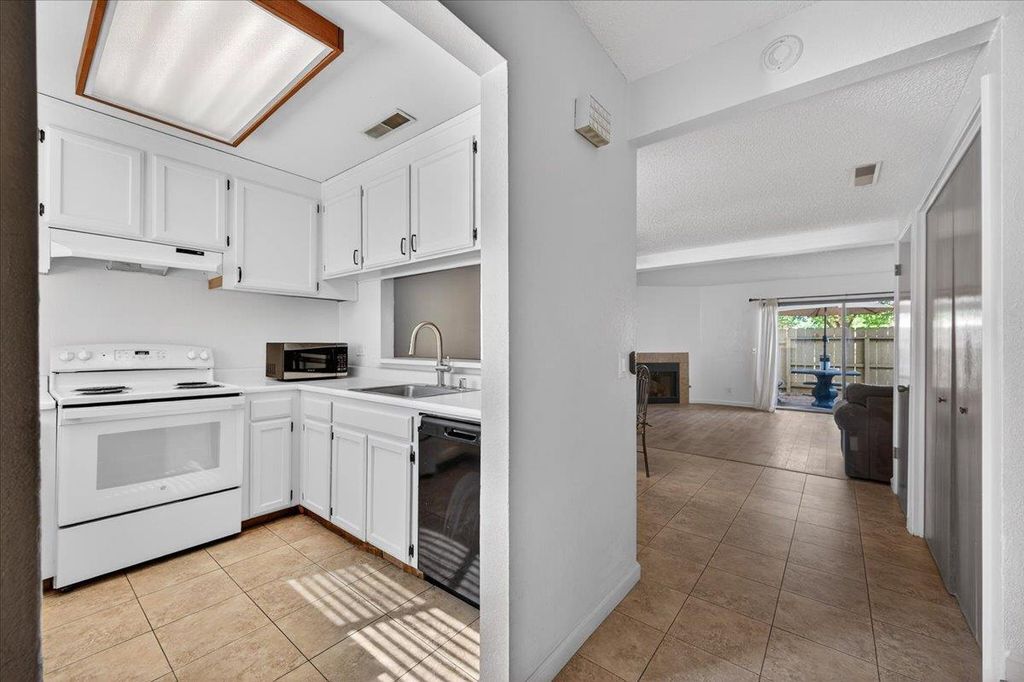 Image 4 of property listing at 4875 N Backer Avenue # 143, Fresno, CA 93726