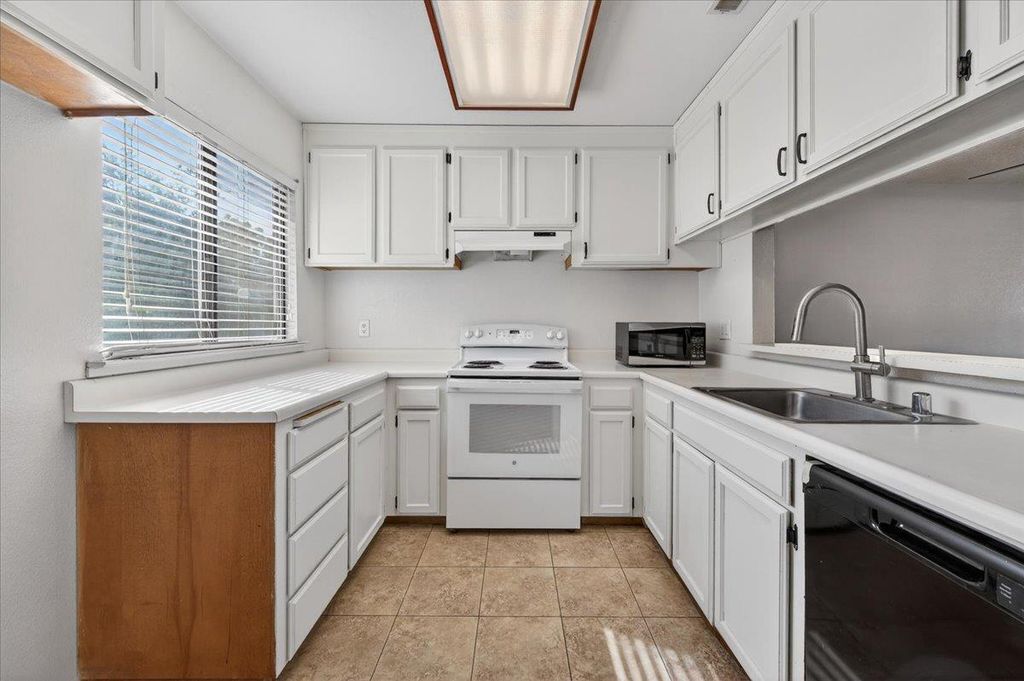 Image 5 of property listing at 4875 N Backer Avenue # 143, Fresno, CA 93726