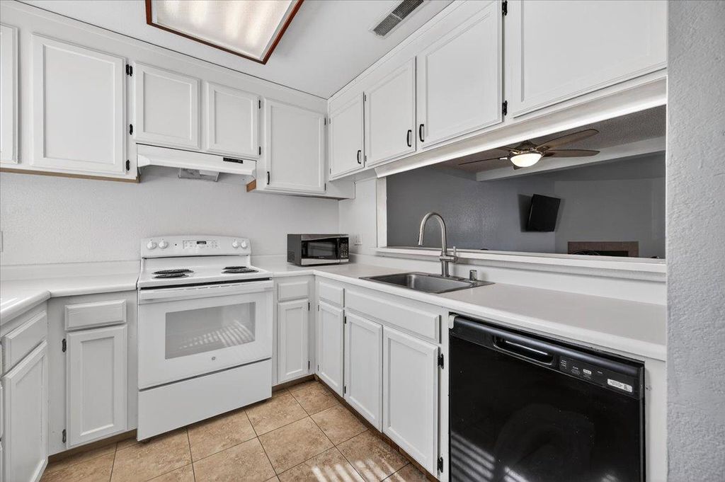 Image 6 of property listing at 4875 N Backer Avenue # 143, Fresno, CA 93726