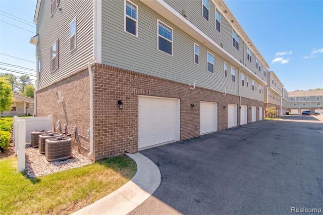 322 Jeff Keeton Drive, Hazel Park, MI 48030