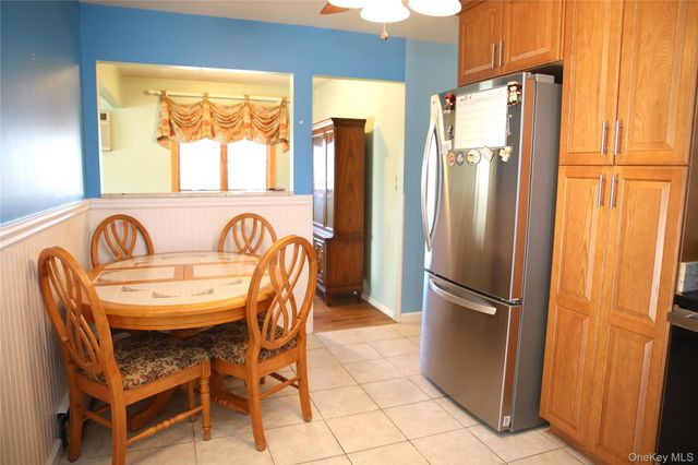 250 Wyona Avenue, Lindenhurst, NY 11757