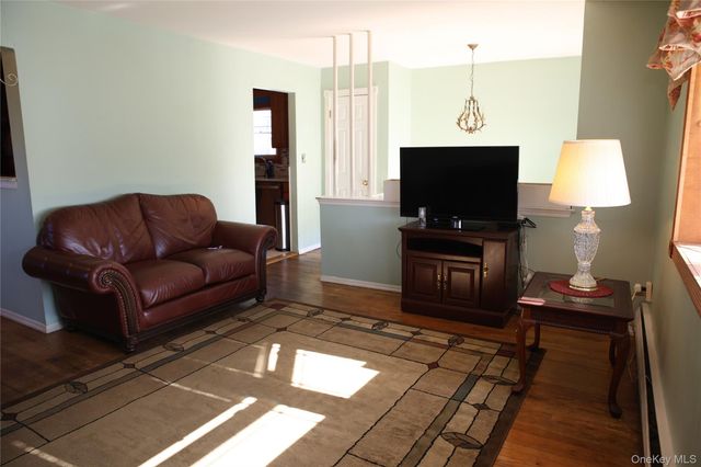 250 Wyona Avenue, Lindenhurst, NY 11757