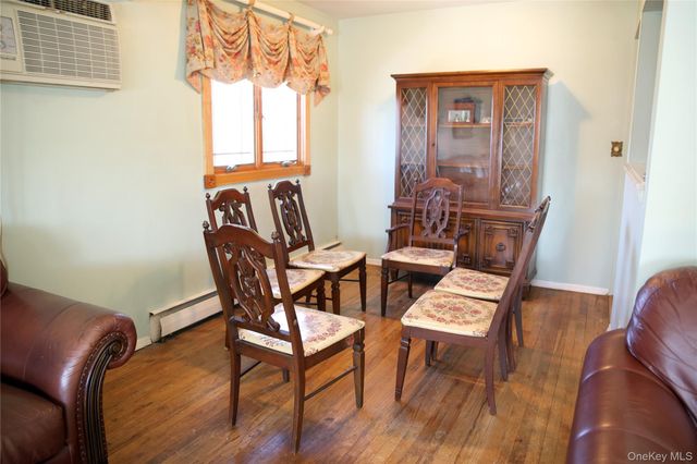 250 Wyona Avenue, Lindenhurst, NY 11757